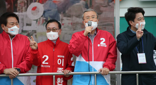 김종인 국민의힘 중앙선거대책위원장(오른쪽에서 두번째)이 29일 오후 서울 강북구 수유동 강북종합시장 입구에서 4·7재보궐선거 오세훈 서울시장 후보 지원유세를 하고 있다.[사진=연합뉴스]